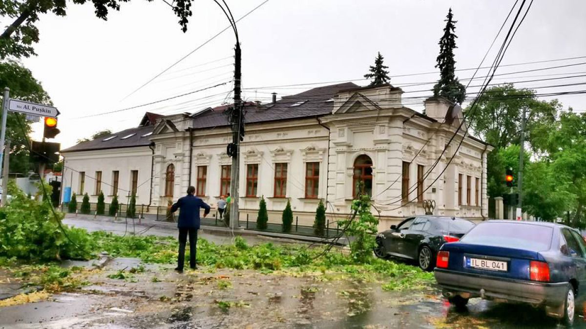 Situația în Chișinău de după furtună. Peste 130 copaci doborâți și câteva acoperișuri deteriorate