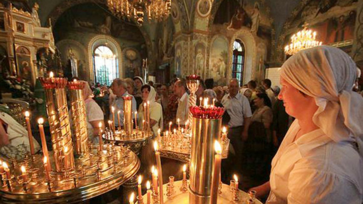 Slujbe organizate afară, evitarea pelerinajelor și purtarea măștii. Prevederile deciziei CNESP privind activitatea cultelor religioase