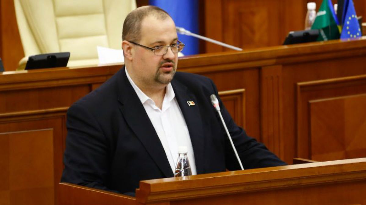 Socialiștii vor să schimbe legea pentru ca radiodifuzorii să poată folosi „Kișiniov” în loc de „Chișinău” fără a lua amenzi