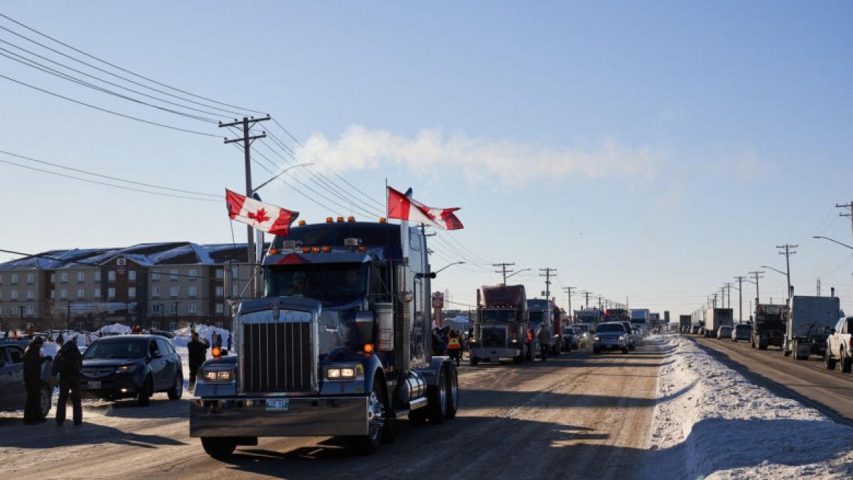 Șoferii de camion antivacciniști din Canada vor să blocheze Ottawa. Elon Musk îi încurajează pe Twitter