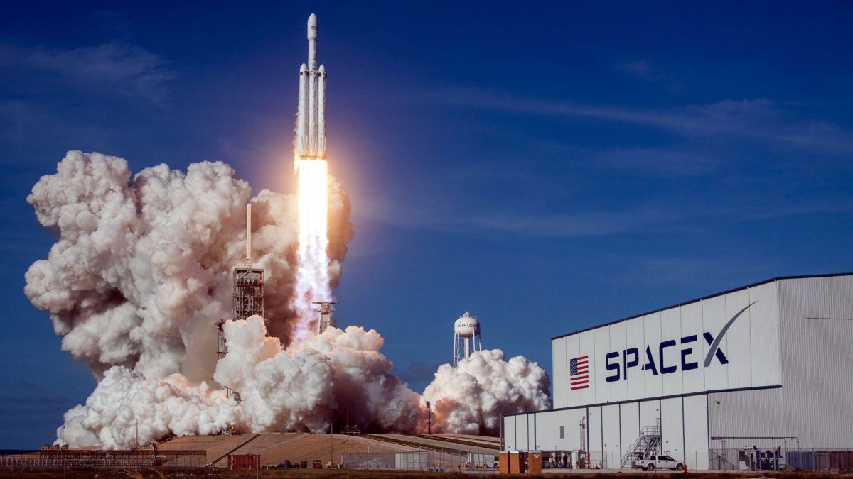 SpaceX anunță astăzi numele primului turist care va zbura în jurul Lunii