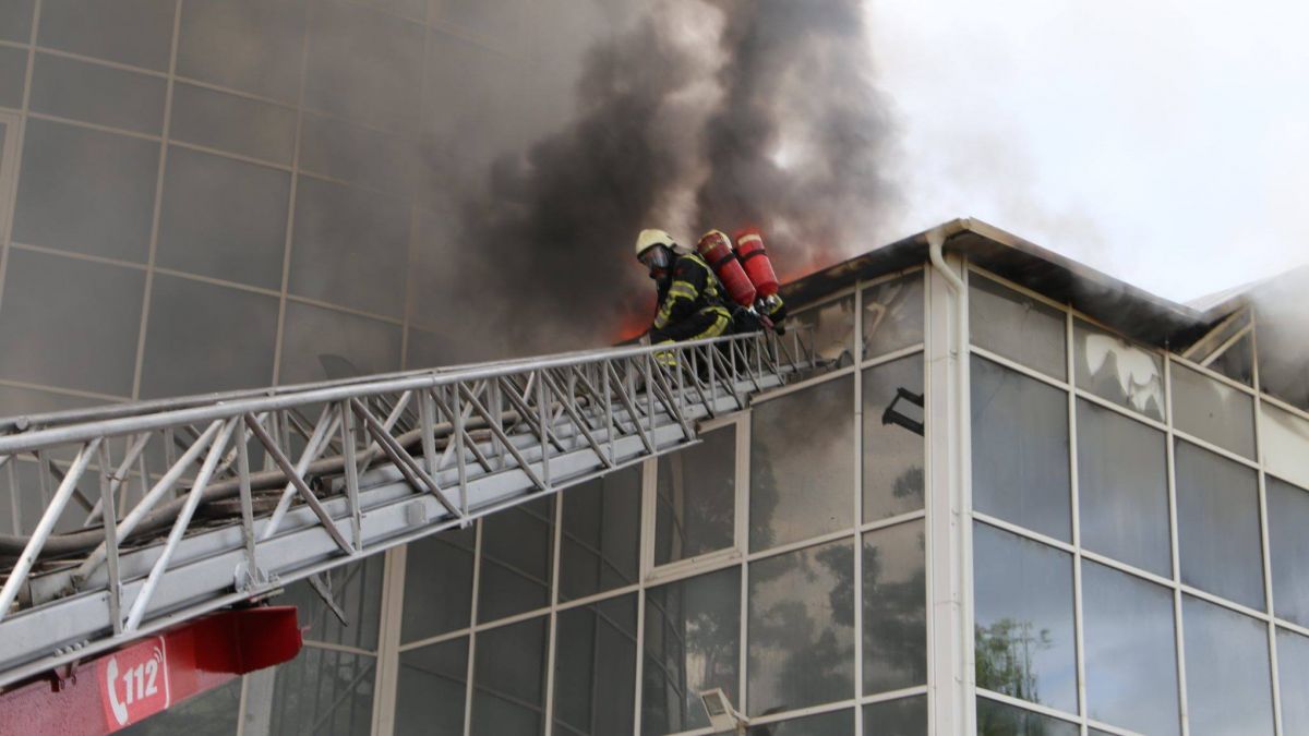 Specialiștii admit două cauze ce ar fi provocat incendiul de la Moldexpo. Printre versiuni - un scurtcircuit electric