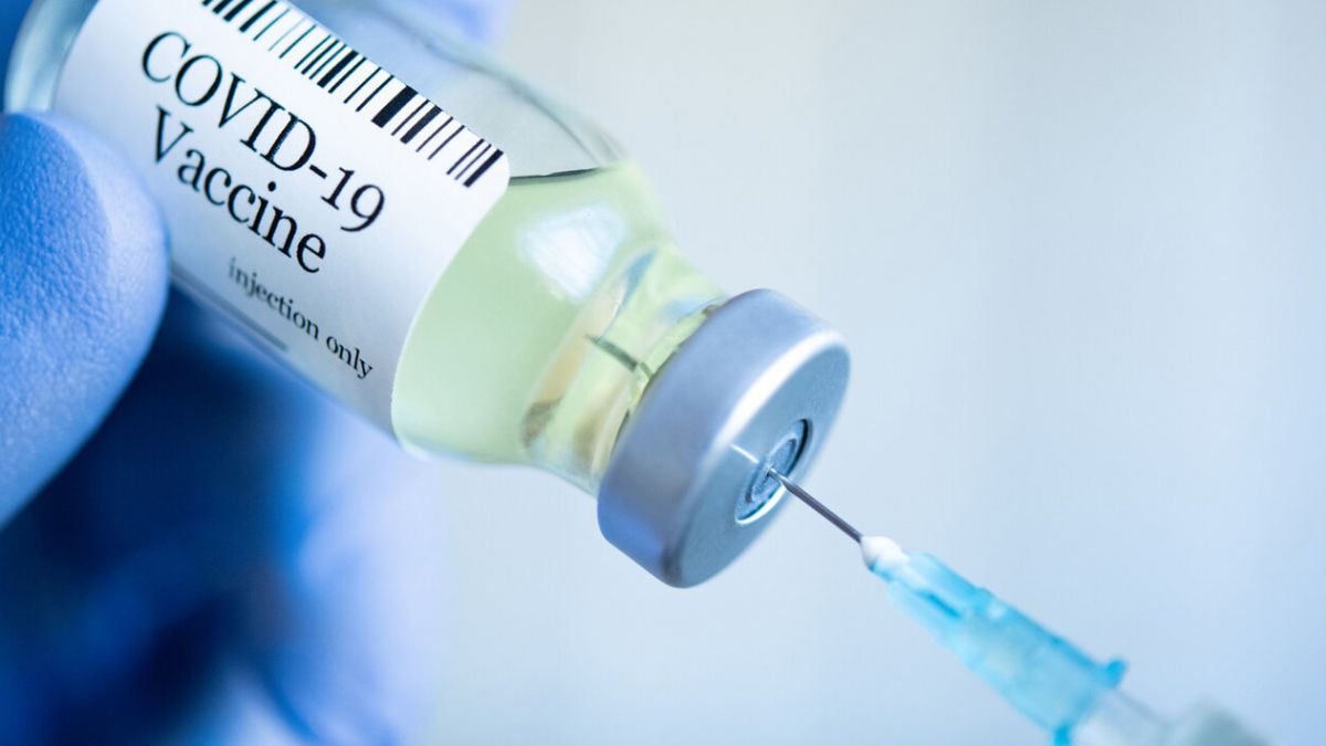Specialiștii din sănătate spun când ar putea începe faza a doua de vaccinare și ce reacții pot resimți persoanele care se vaccinează 