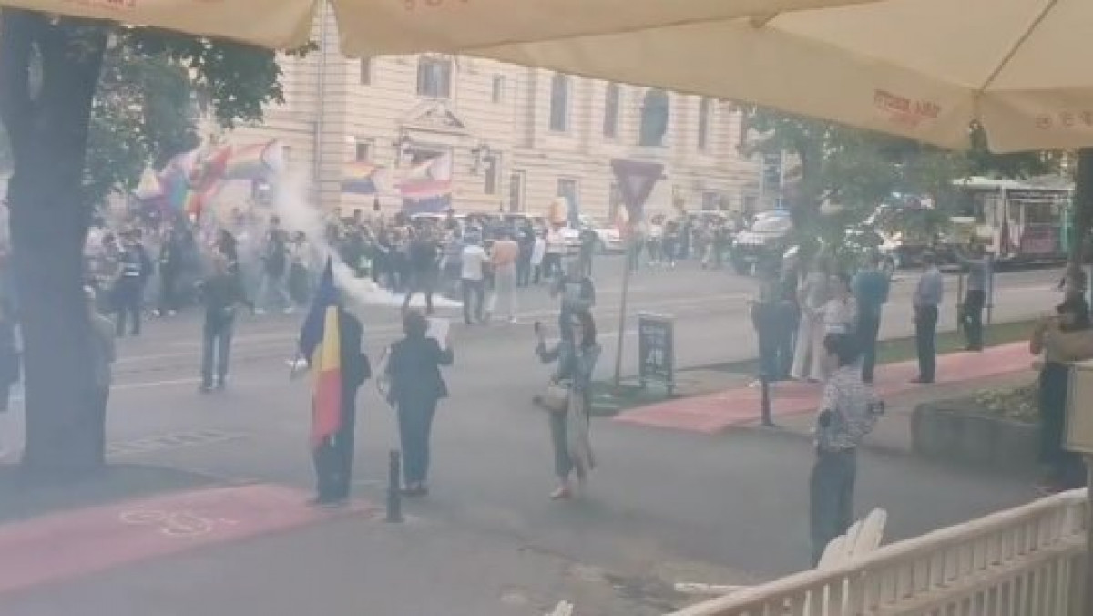Spirite încinse la marşul LGBTQ din Iaşi. S-a aruncat cu fumigene şi ouă înspre participanţi (FOTO)