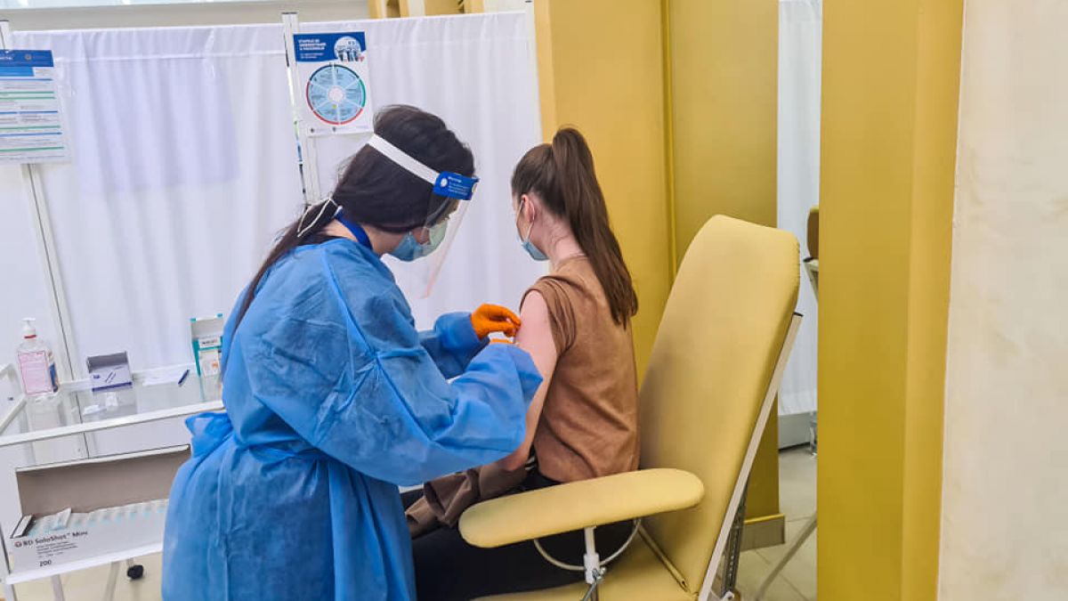 Start maratonului de vaccinare la Universitatea de Medicină „Nicolae Testemițanu”. Rectorul: „Ne dorim, fiind imunizați, să revenim la ritm obișnuit de educație” (LIVE)