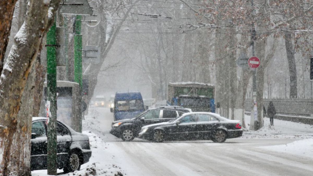 Situația în Capitală după ninsoare: Opt străzi, declarate închise