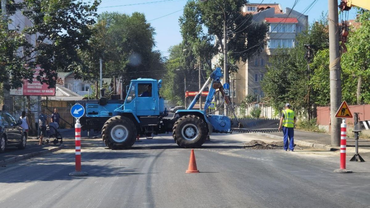 Strada Ion Pelivan, găurită a treia oară după ce a fost asfaltată integral