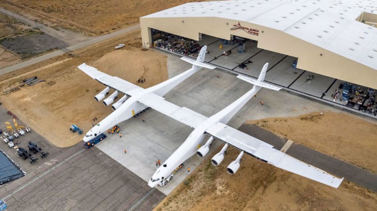 Stratolaunch: Cel mai mare avion din lume este gata de experimente