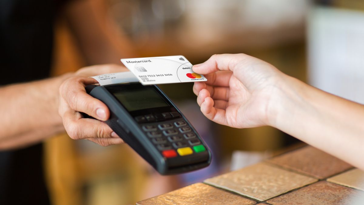 Studiu Mastercard: 70% din deţinătorii de carduri din Moldova ar dori să plătească cumpărăturile cu smartphone-ul