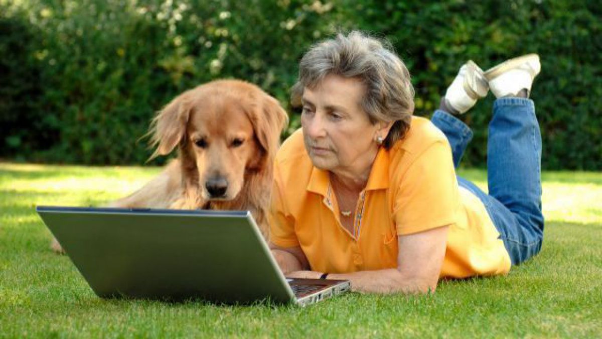 Studiu: Utilizarea calculatorului de către vârstnici poate reduce demența