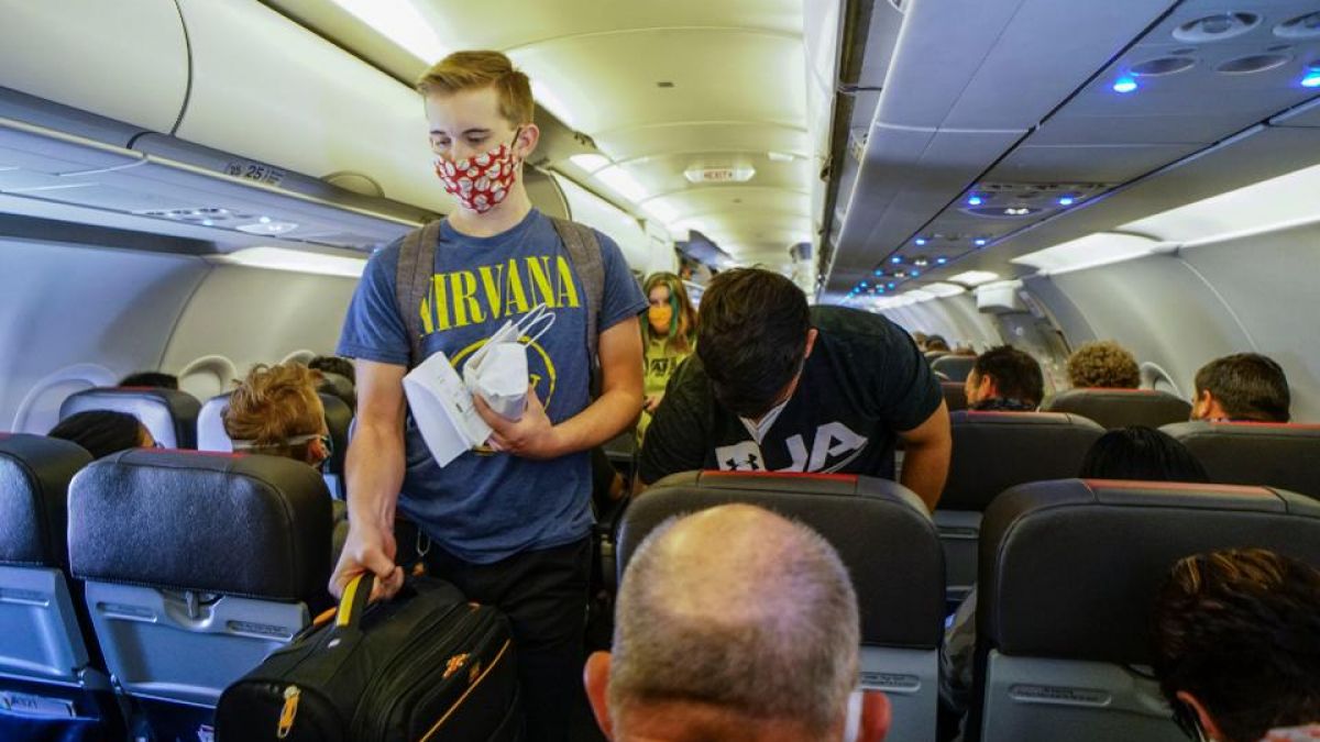 SUA: Un pasager care a refuzat să poarte mască de protecție a fost dat jos din avion