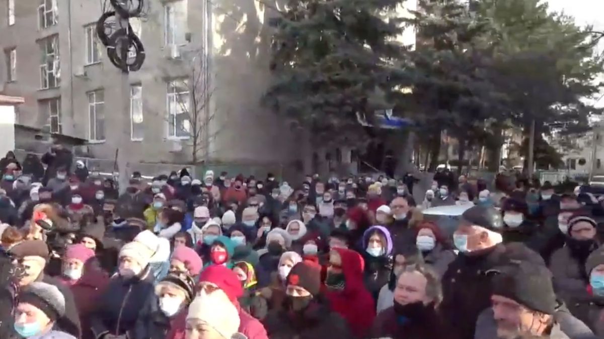 Susținătorii lui Tauber protestează la Judecătoria Bălți. Manifestația a debutat cu muzică de petrecere (FOTO VIDEO)