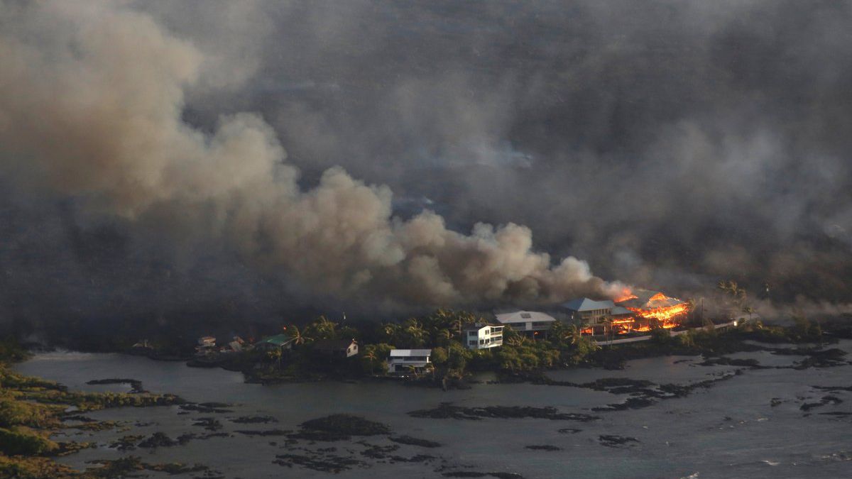 Sute de case distruse de lava vulcanului Kilauea din Hawaii