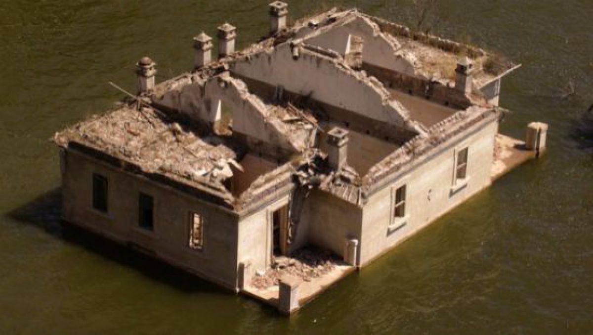 Sute de case evacuate din calea inundaţiilor provocate de furtună în Marea Britanie