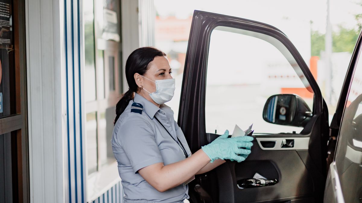 Sute de euro pentru un permis de conducere. Polițiștii de frontieră au depistat patru acte false în ultimele 48 de ore