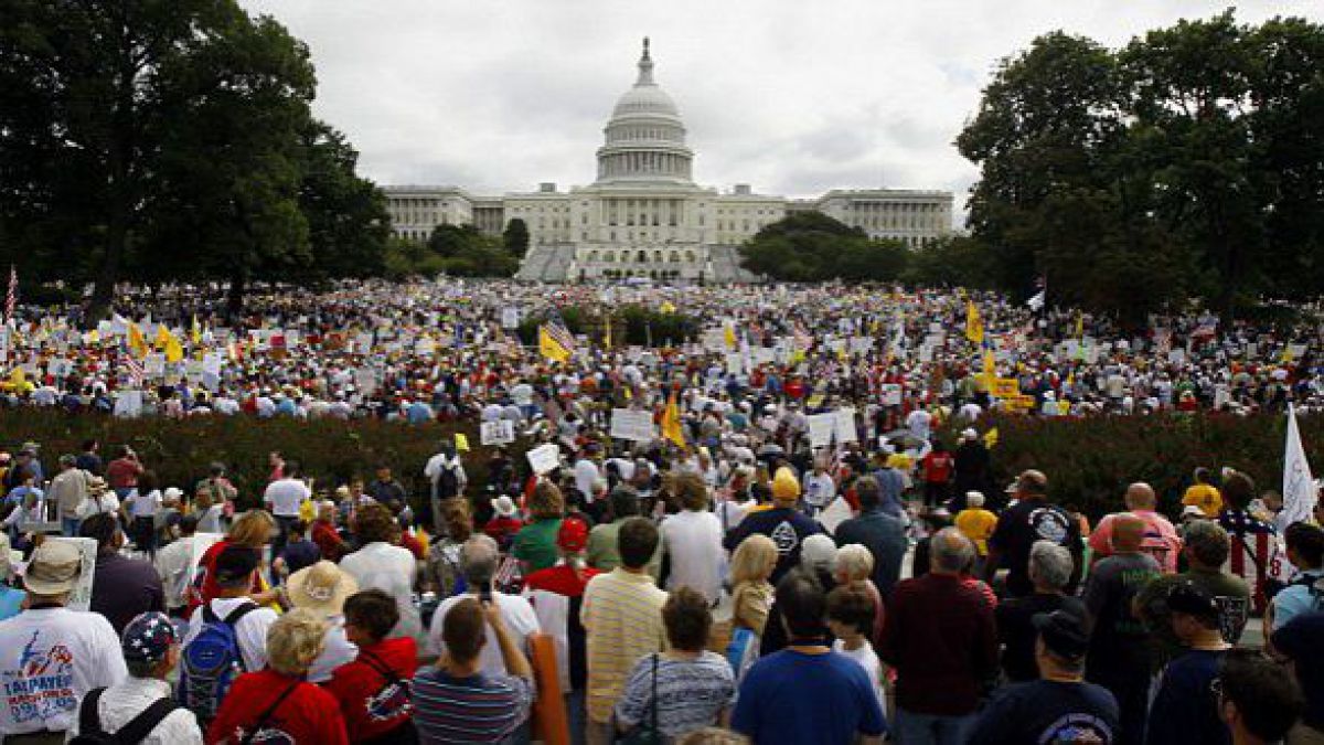 Agora Sute De Oameni ProtesteazÄƒ In Statele Unite Ale Americii Care Este Motivul