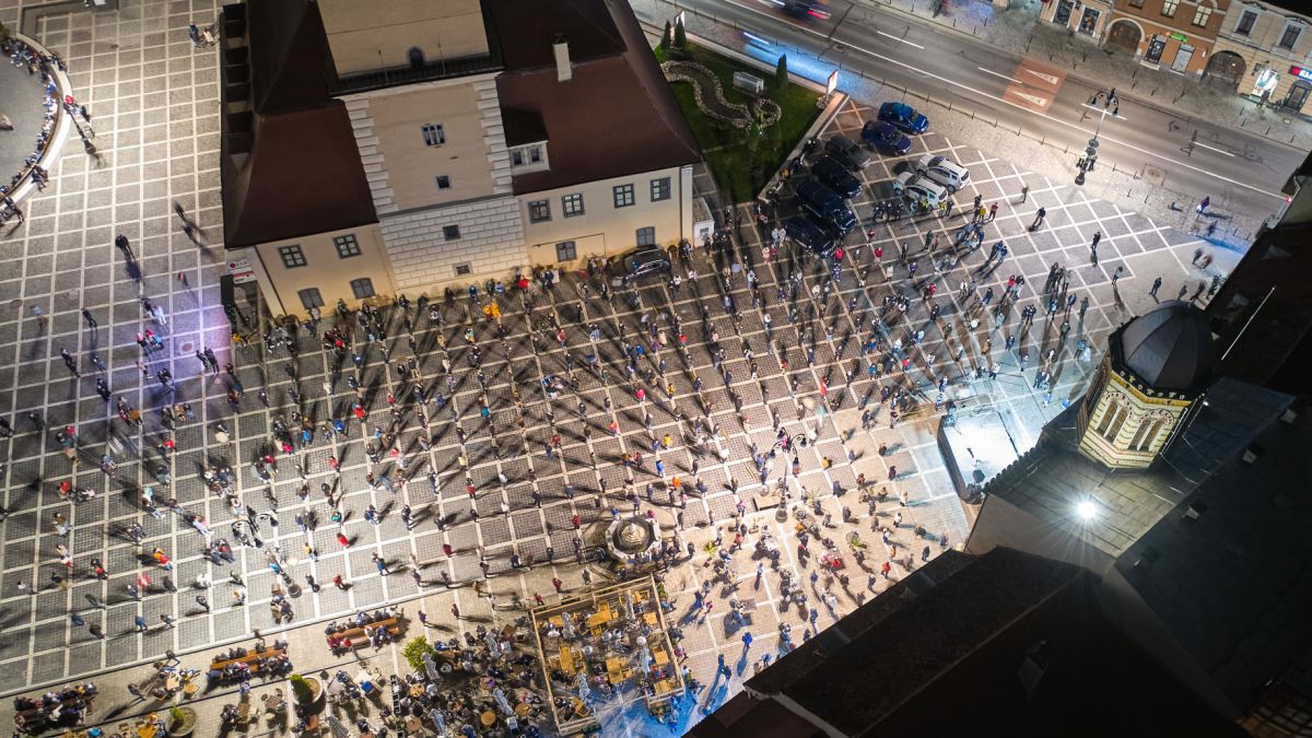 Sute de oameni s-au aliniat la slujba de Înviere din Brașov (GALERIE FOTO)