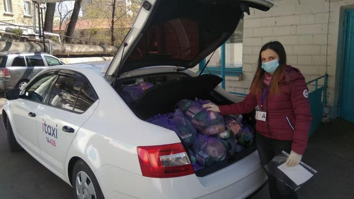 Sute de persoane, aflate în dificultate pe timp de pandemie, vizitate de voluntari