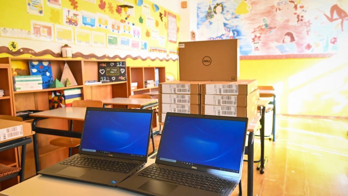 Tablete, computere și camere web, donate de Coreea, MAEIE și UNICEF vor ajunge în școlile din țară