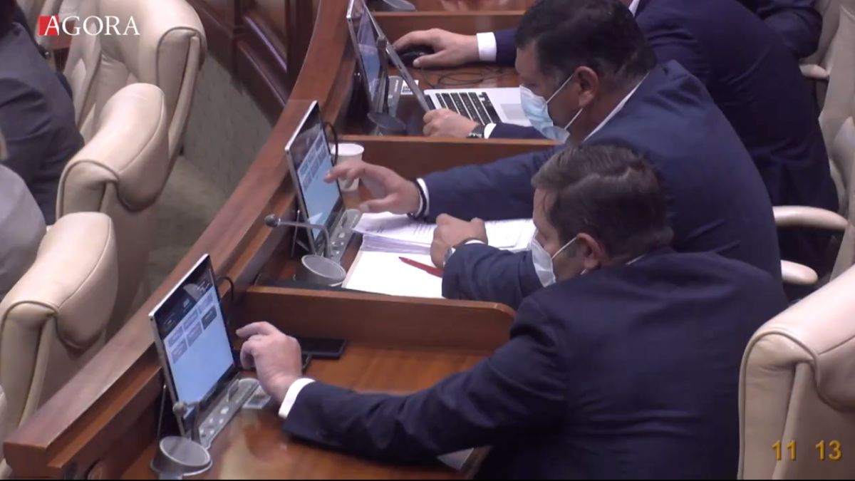 Tablete pe mesele deputaților. Șeful Parlamentului: „Anual se cheltuie 1 mil. de lei pentru tipărirea documetelor” (VIDEO)