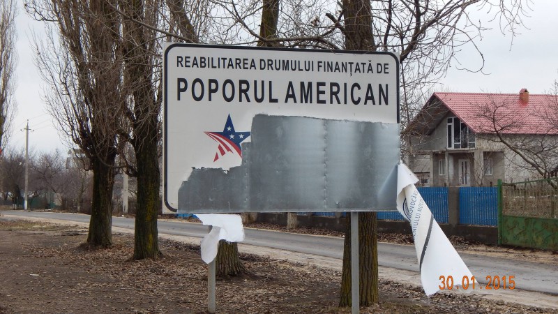 Tânărul care a distrus indicatoarele rutiere instalate din bani americani va trebui să scoată din buzunar peste 15 mii de lei