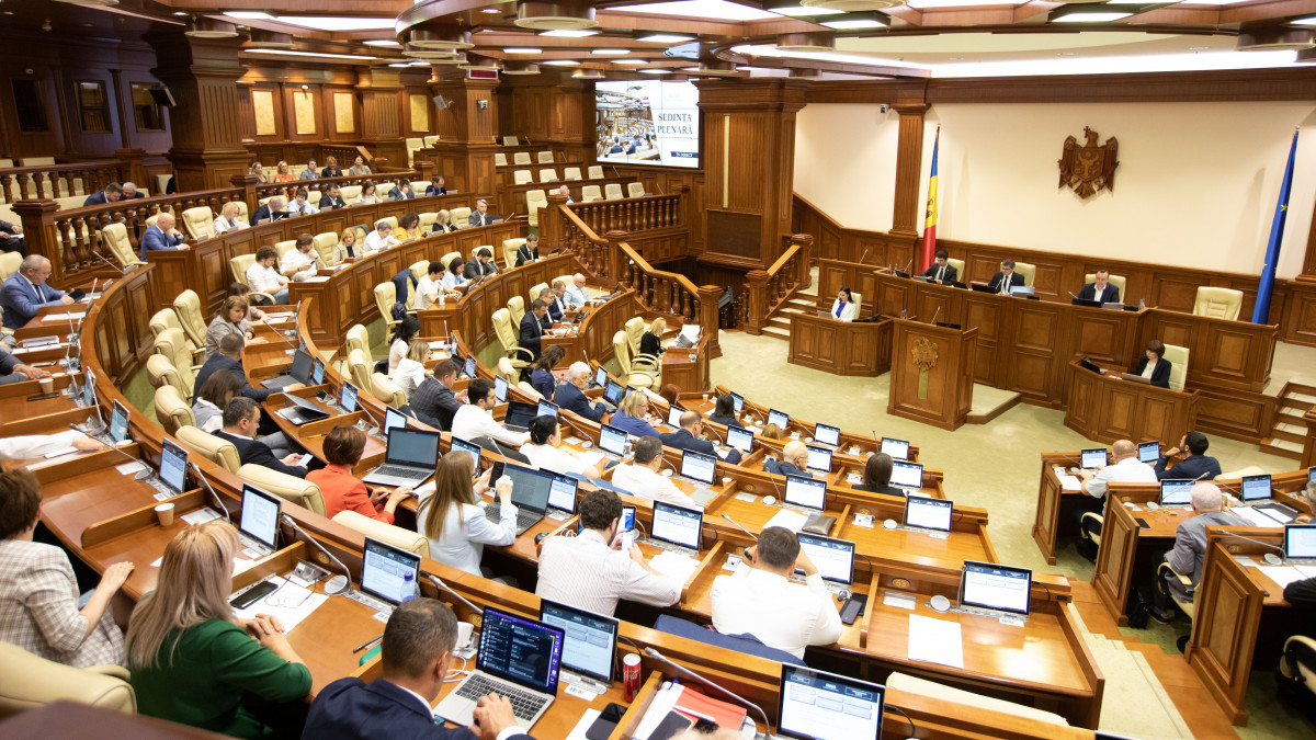 Tații vor putea solicita concediu paternal pentru o perioadă de 12 luni
