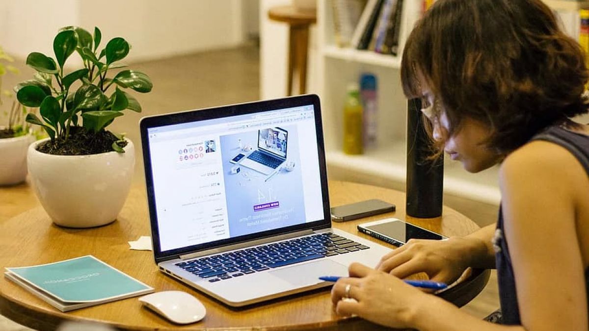 Te-ai gândit câtă lumină te costă anual încărcarea laptopului tău?