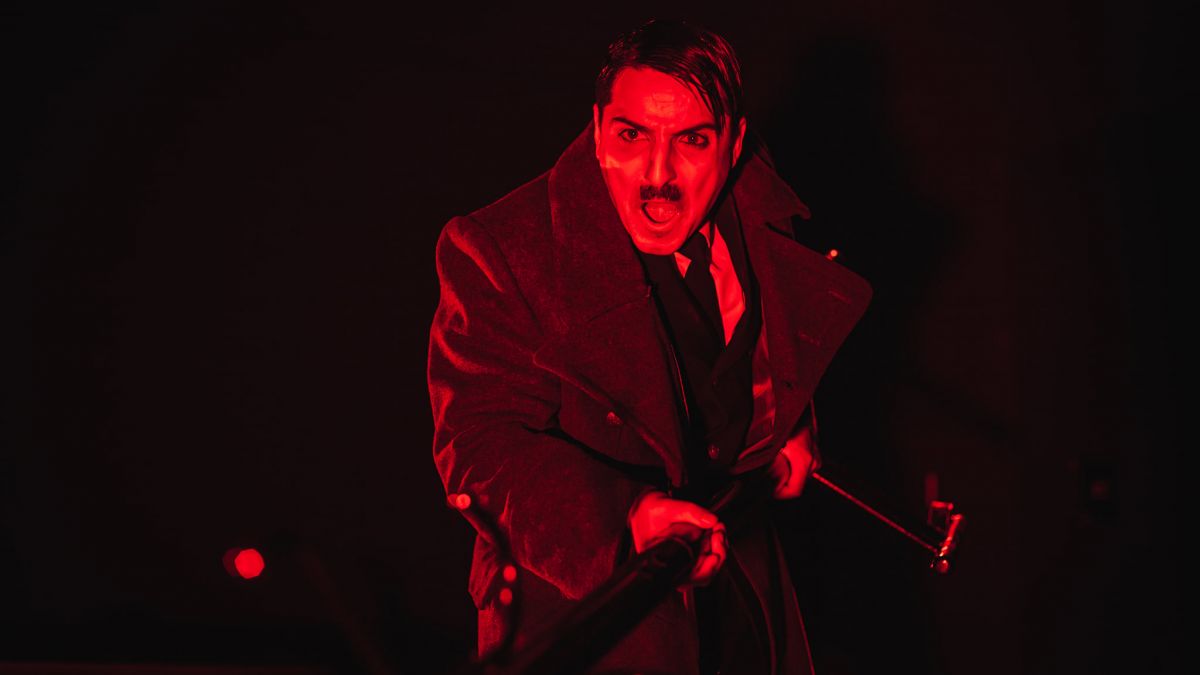 Hitler a ajuns la Teatrul „Eugene Ionesco”. Când poți vedea spectacolul dedicat celebrului dictator