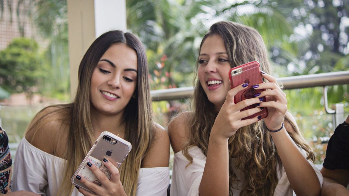 Telefoanele mobile ar putea fi interzise în școlile din Franța