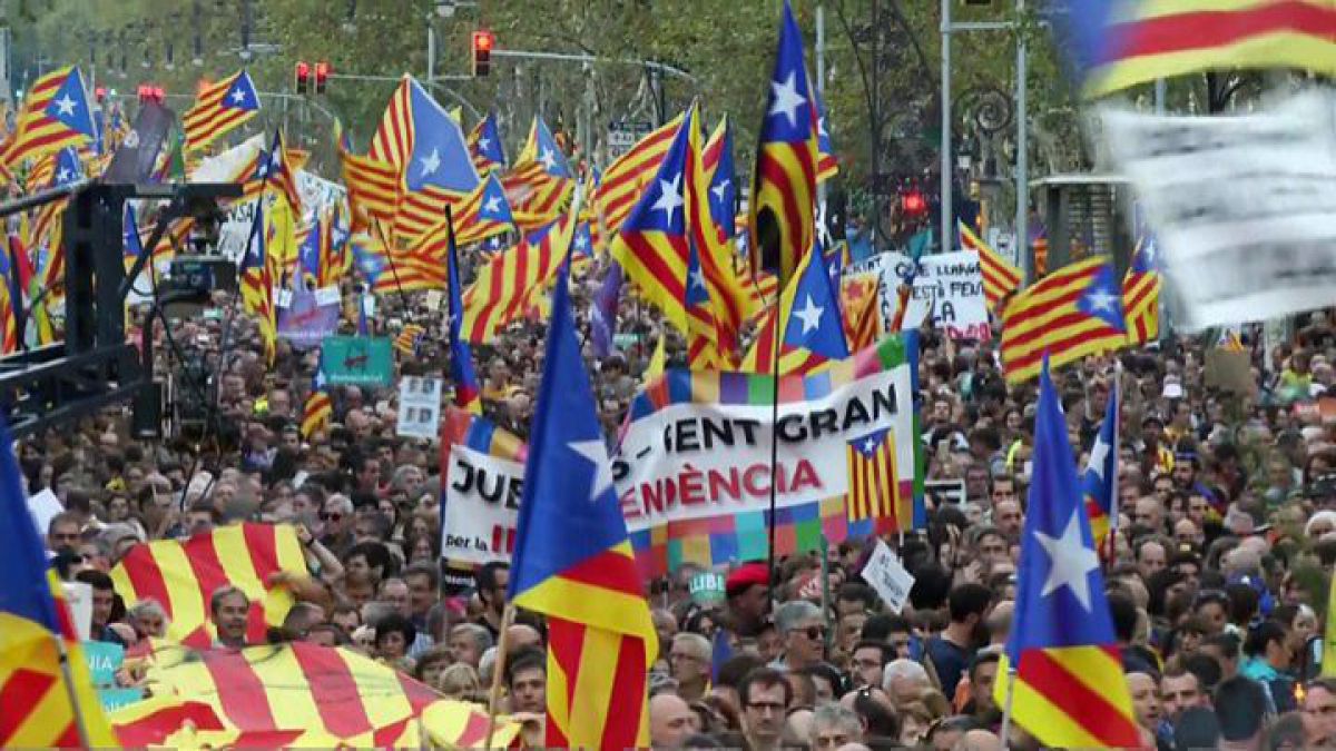 Tensiuni în Spania. Reacția Cataloniei, după decizia Madridului de a-i suspenda pe lideri
