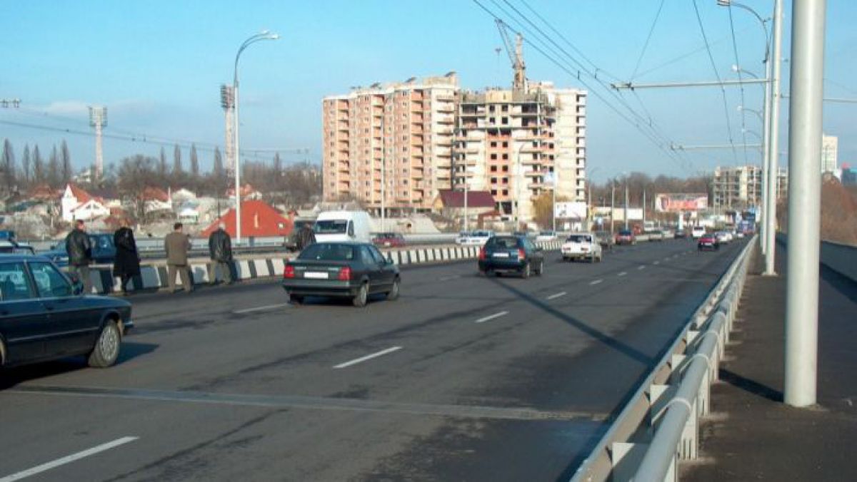Tentativă de suicid în Capitală: Un tânăr de 20 de ani a încercat să se arunce de pe podul de la Viaduct