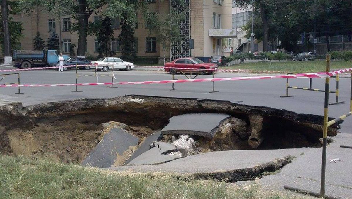 Termoelectrica și Primăria mun. Chișinău anunță două versiuni diferite a surpării unei porțiuni de drum în sectorul Buiucani