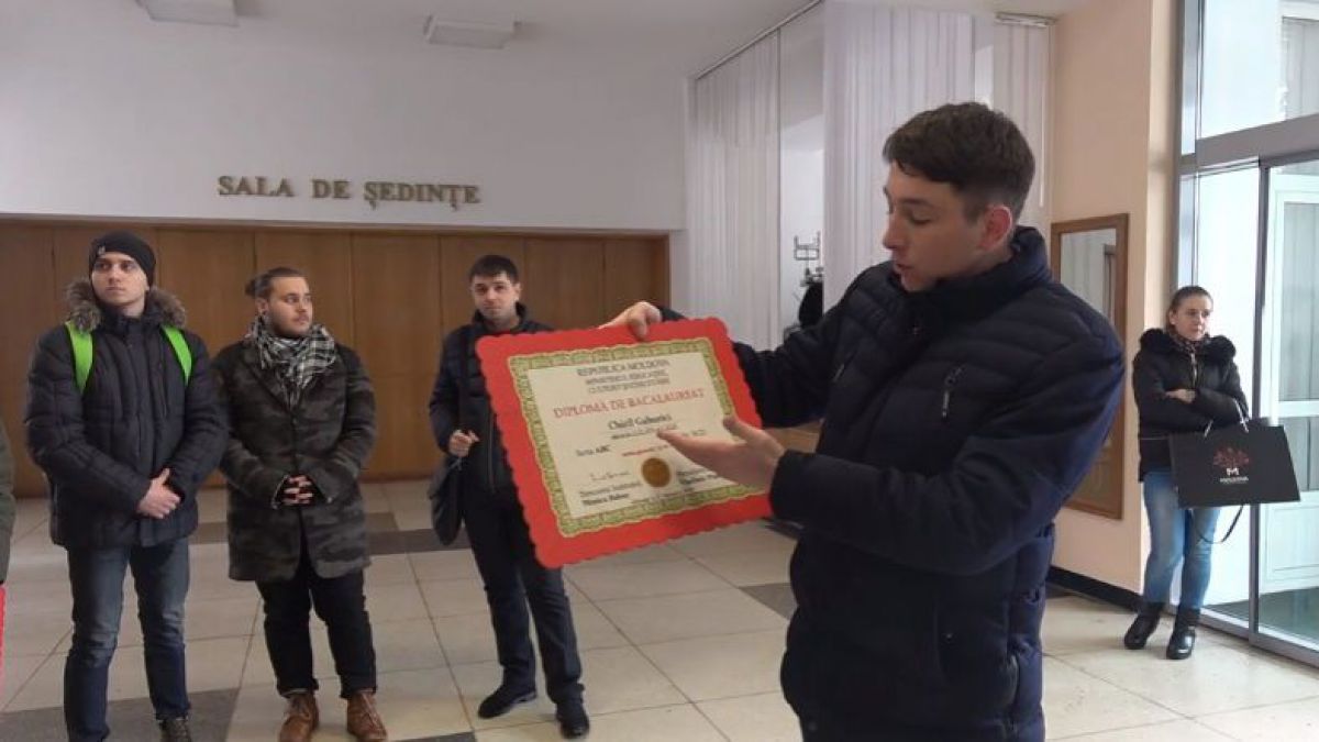Flashmob: Tinerii din Partidul Liberal spun că au găsit diploma de BAC a lui Chiril Gaburici