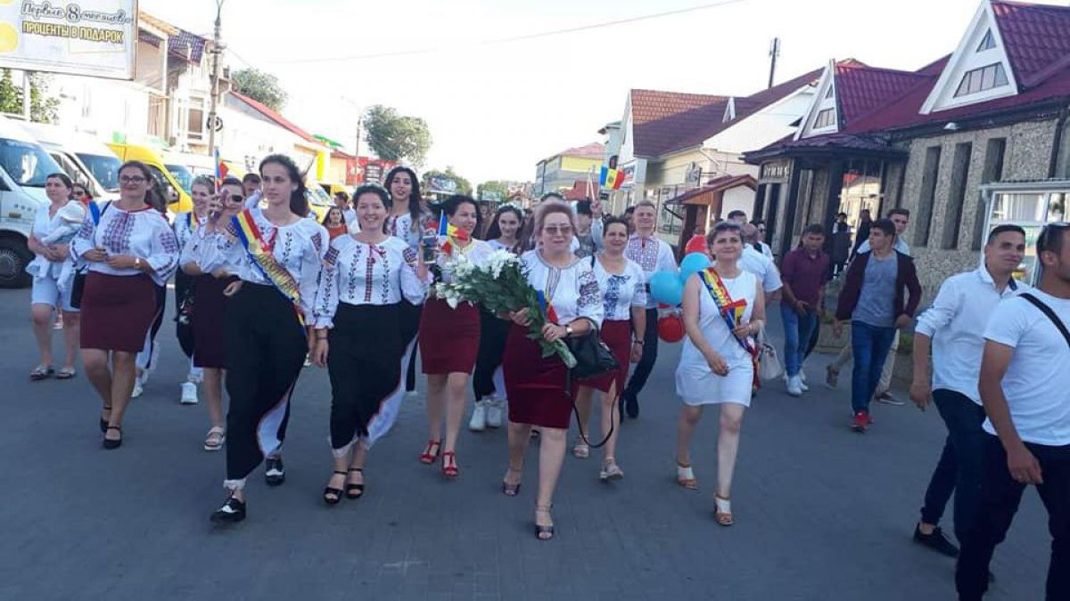 Ținute inedite la un bal de absolvire de la Comrat. Pe ce au fost înlocuite rochiile pompoase și coafurile scumpe (FOTO)
