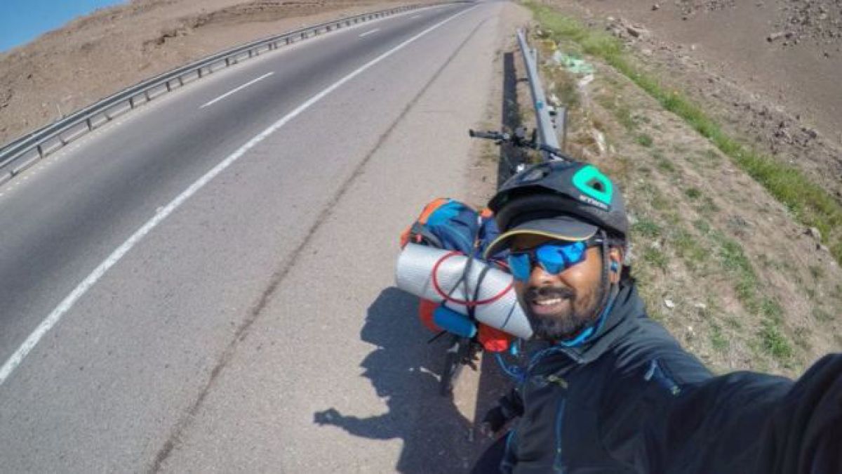 „Toată lumea vorbește limba fotbalului”. Povestea unui microbist din India care călătorește la Moscova pe bicicletă