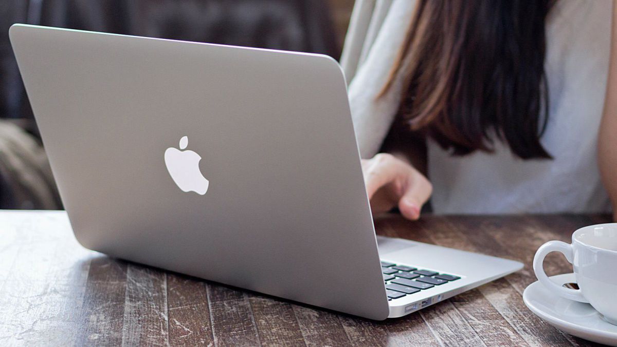 Tot mai mulți oameni își permit un MacBook. Brandul a detronat ASUS după vânzări