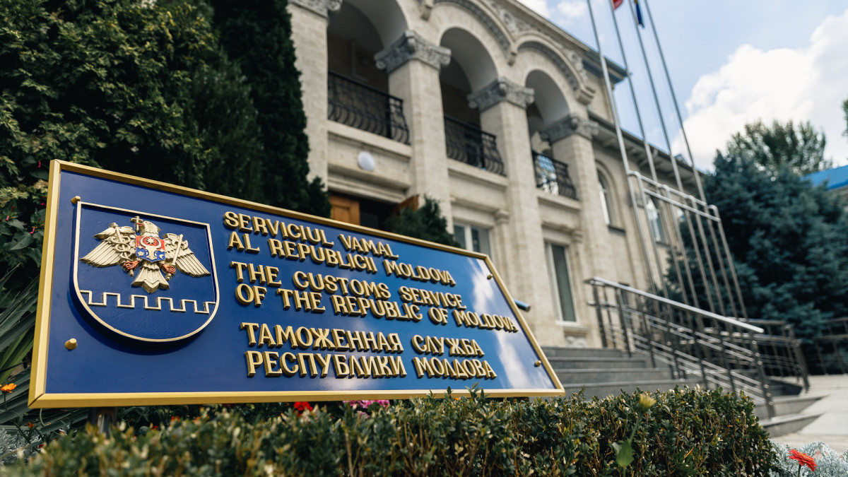 Traficul ilicit cu țigări din R. Moldova în comerțul ilegal din România a atins în 2022 un minim istoric