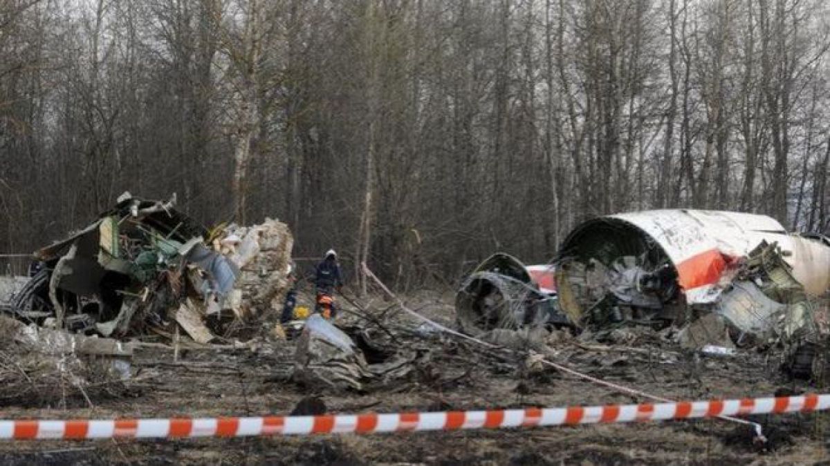 Tragedia de la Smolensk: Parchetul polonez acuză controlori de trafic aerian ruși că au provocat „voluntar” prăbușirea