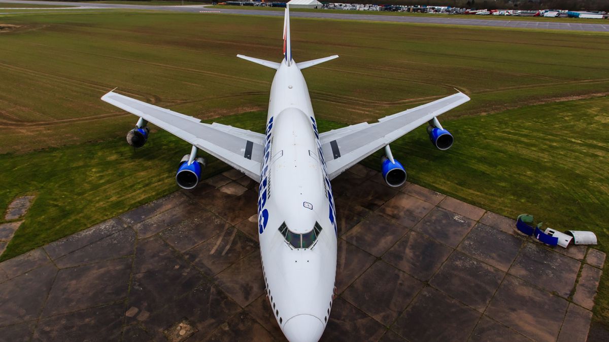 Transportul vaccinurilor împotriva COVID-19 - misiunea secolului. Pentru ca medicamentul să ajungă în întreaga lume va fi nevoie de 8.000 de avioane de marfă