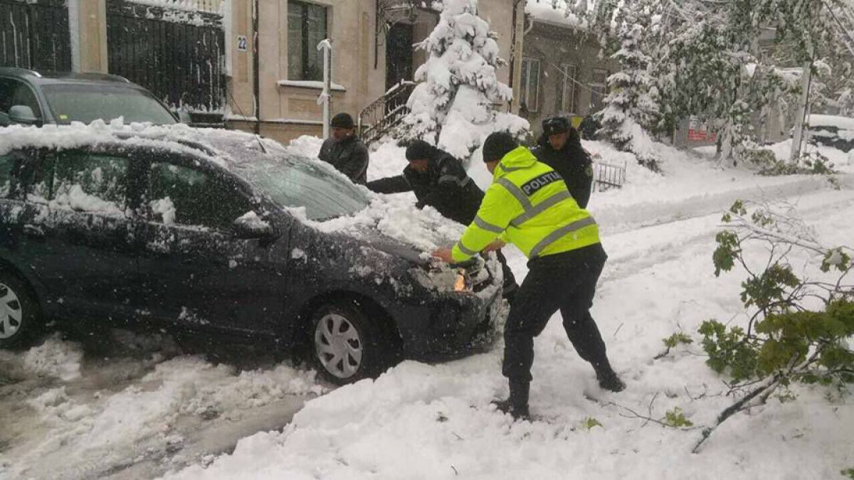 Trasee blocate, deconectări de electricitate și sate izolate: Situația din raioanele republicii