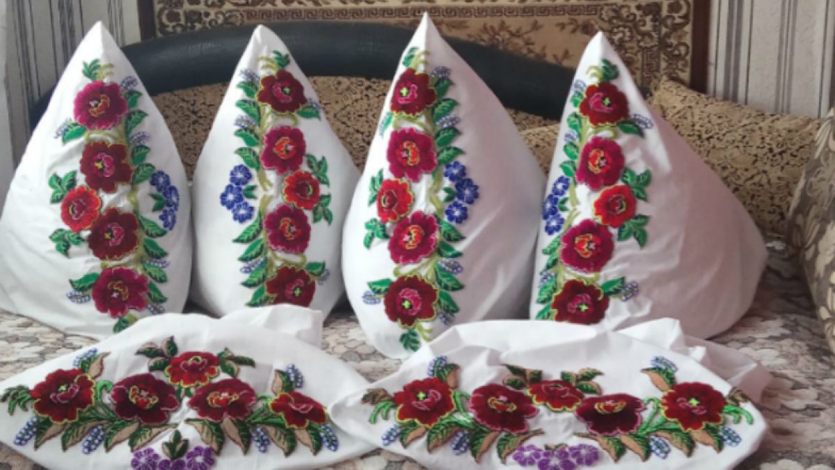 „Trebuia să trimit copiii la școală. Am făcut primele lucrări și am încercat la piața din raion”. Povestea Viorica Vizitiu, femeia pasionată de arta broderiei
