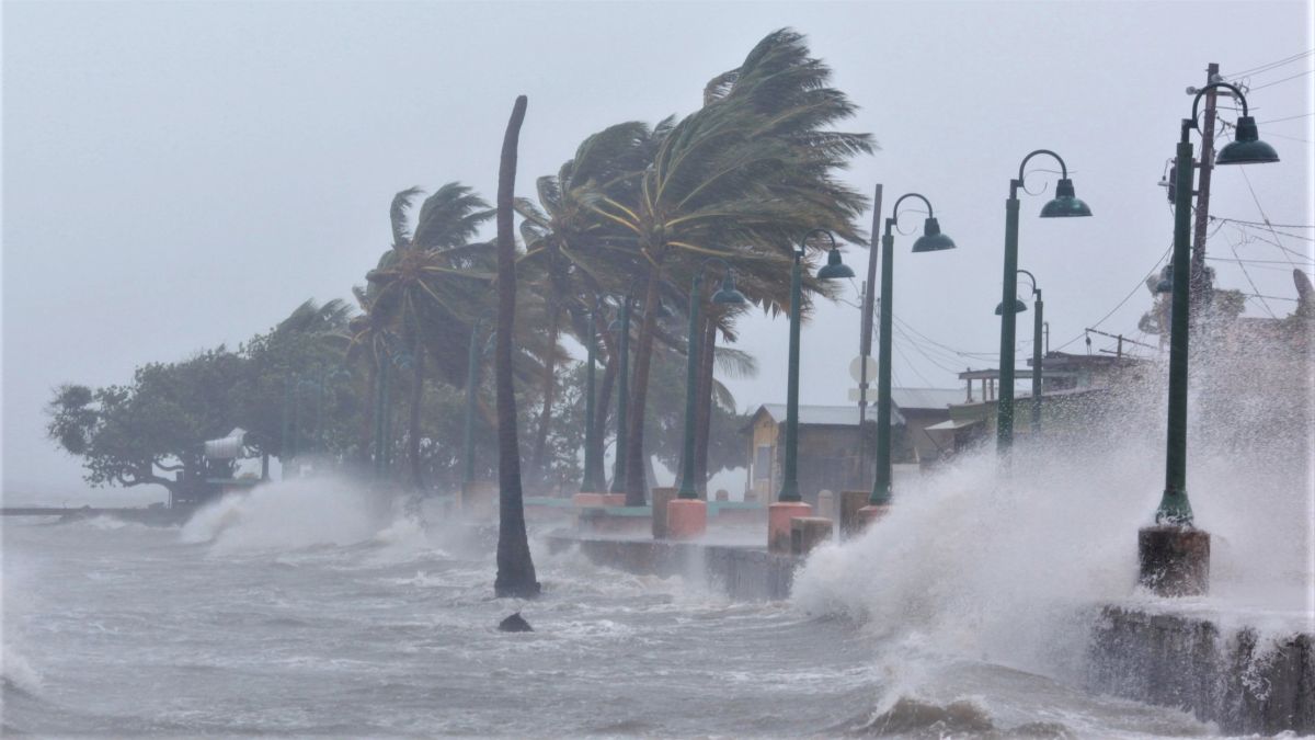 Trei furtuni tropicale amenință SUA și Insulele Caraibe