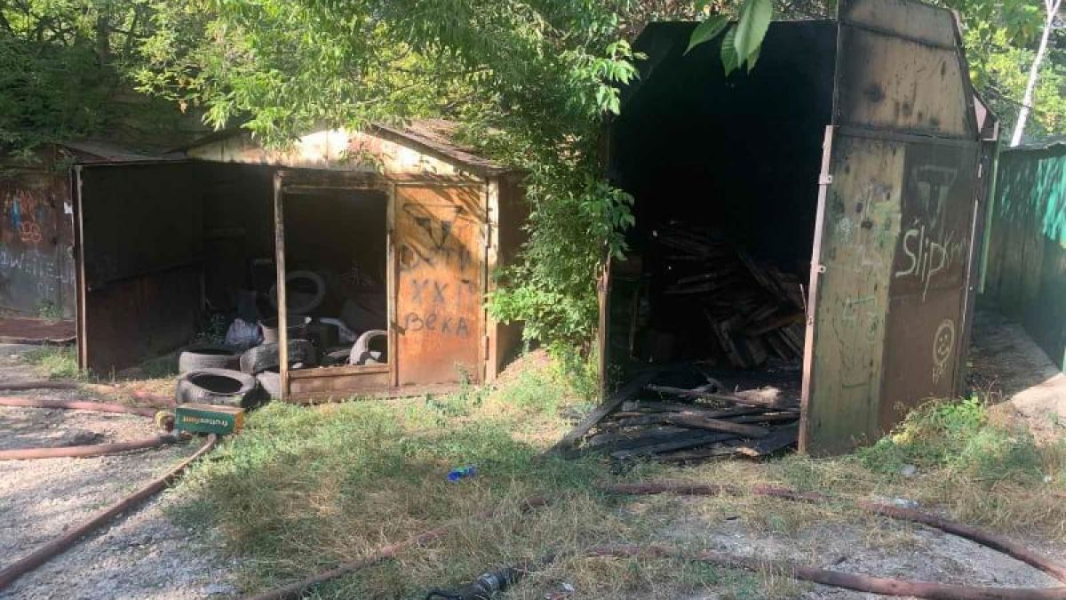 Trei garaje din sectorul Botanica, cuprinse de flăcări. Două echipaje de pompieri au luptat cu focul (FOTO)