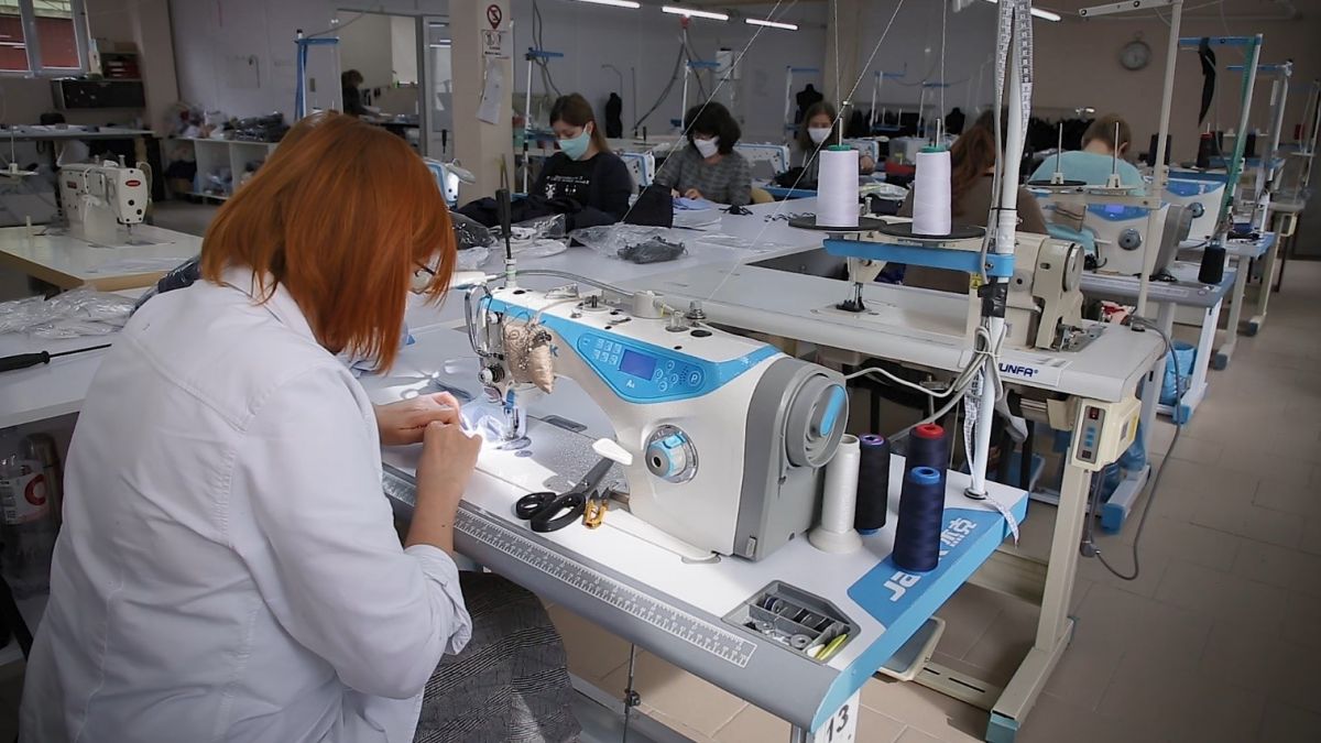 Trei întreprinderi de textile s-au reprofilat și au produs 28.000 de echipamente de protecție pentru oamenii din prima linie în lupta cu COVID-19 (VIDEO)