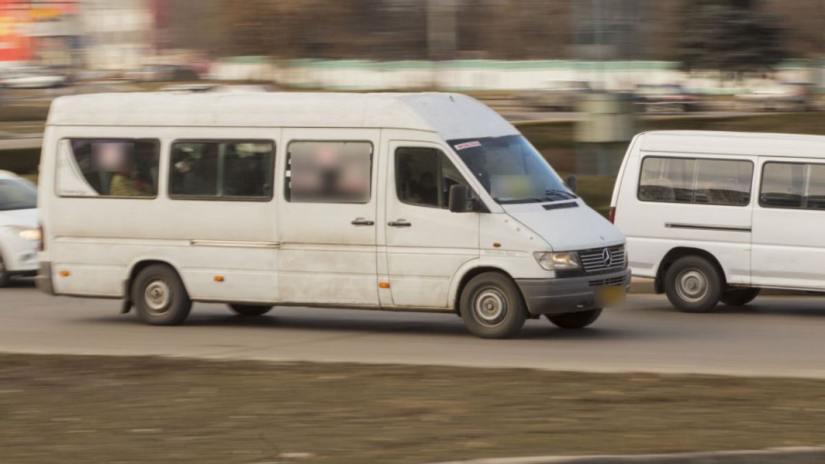 Trei kilometri pe jos până la prima stație. Locuitorii din Schinoasa au rămas fără microbuzele care îi duceau spre oraș