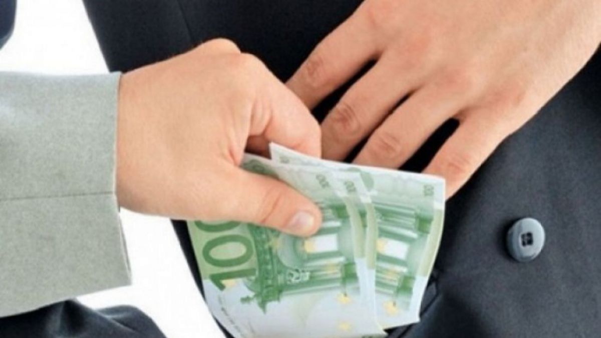 Trei poliţişti, învinuiţi că au luat de la comercianții de aur mită pentru „protecţie”