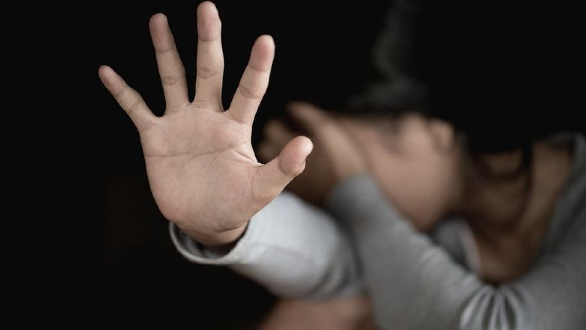Trei tinere, condamnate la închisoare pentru privațiune ilegală de libertate, acțiuni violente cu caracter sexual și șantaj