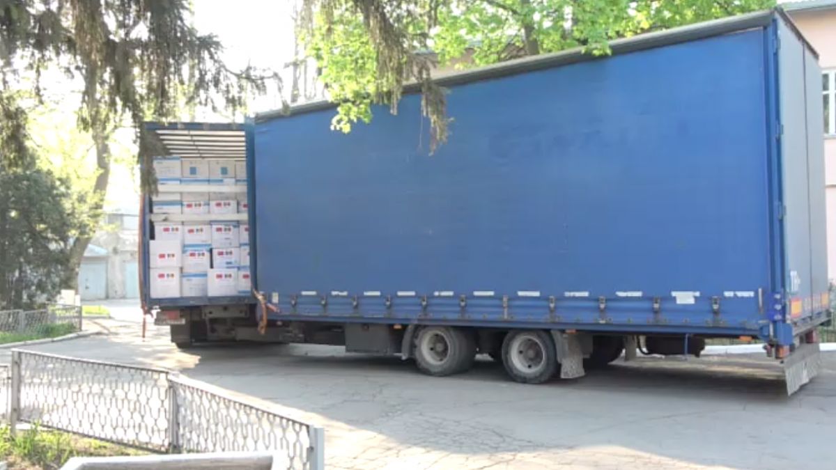 Trei tone de echipamente medicale, donate de China, au ajuns în R. Moldova