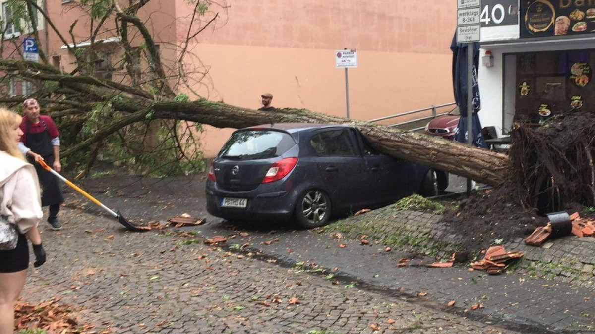 Trei tornade au lovit vestul Germaniei. O persoană a murit, iar câteva zeci au fost rănite (VIDEO)