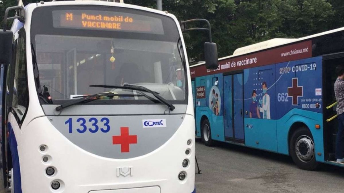 Imunizarea pe roți. Unde vor staționa astăzi autobuzul și troleibuzul cu vaccinuri